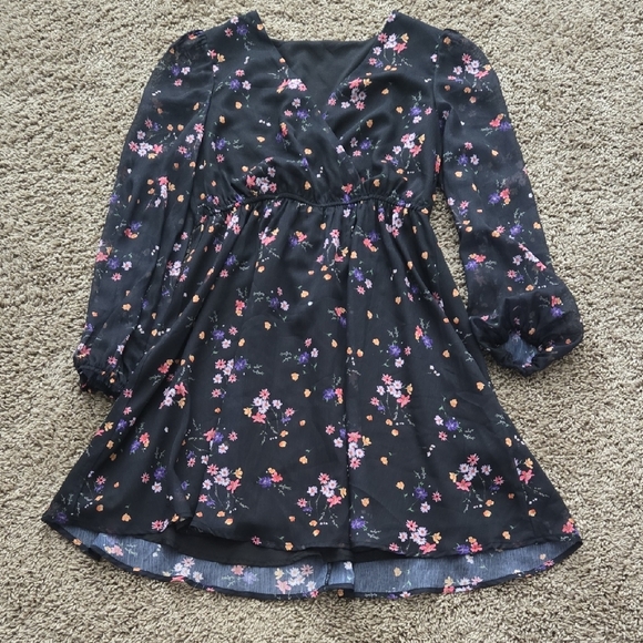 Dresses & Skirts - Floral Long Sleeve Dress NEVER WORN!
